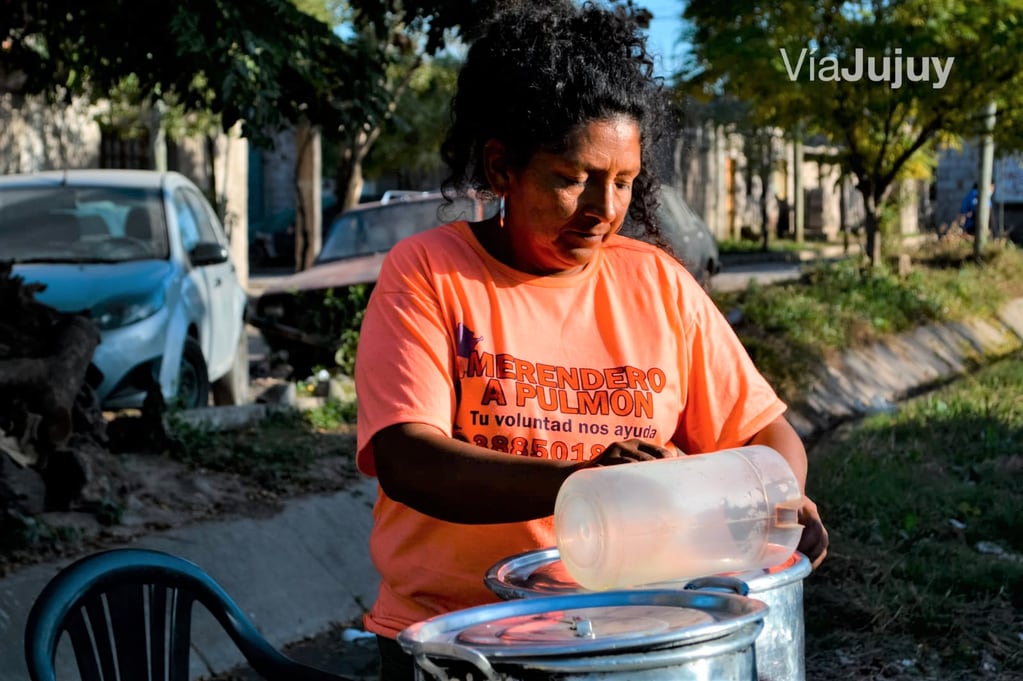 Delia Vargas invierte gran parte del día en el sostenimiento del merendero del barrio Islas Malvinas, que siempre necesita de la colaboración de la comunidad en general.