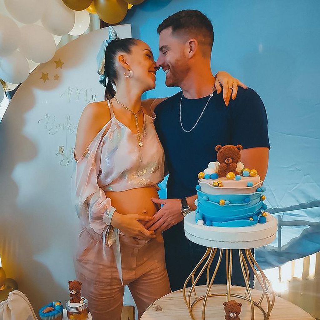 Julieta Nair Calvo junto a Andrés Rolando en el baby shower de su bebé.