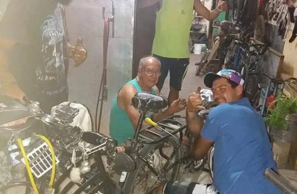 El aventurero logró reparar su bicicleta gracias a la generosidad de un bicicletero.