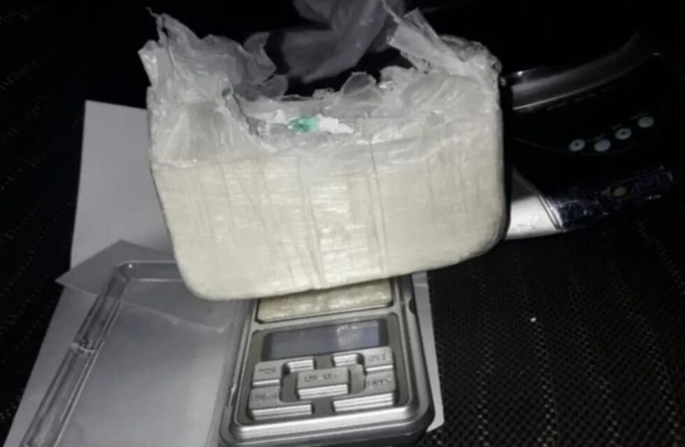 Llevaba los 250 gramos de cocaína ocultos en una bolsa.