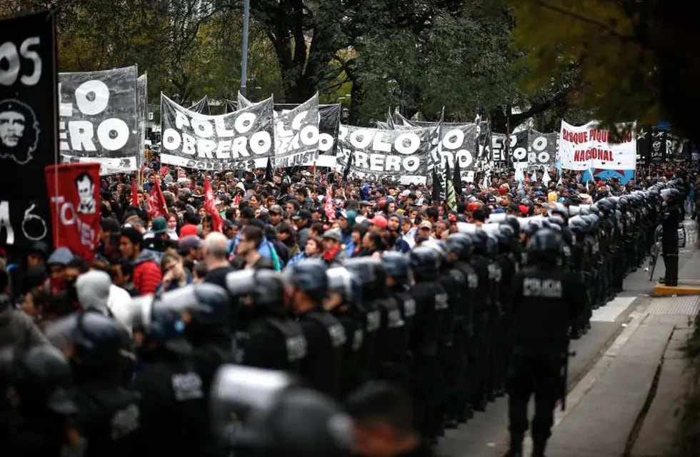 Un fuerte operativo policial intenta impedir que organizaciones sociales acampen en la Av 9 de Julio este miércoles, en Buenos Aires (Argentina). Crédito: EFE/ Juan Ignacio Roncoroni.