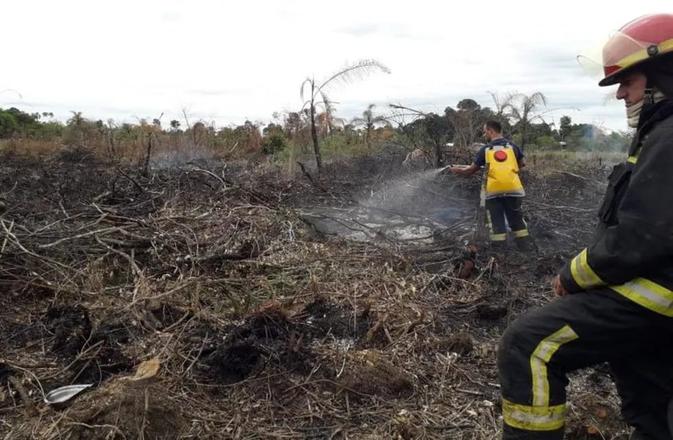 Una quema de pastizal provocó un incendio forestall que llevó dos horas apagarlo