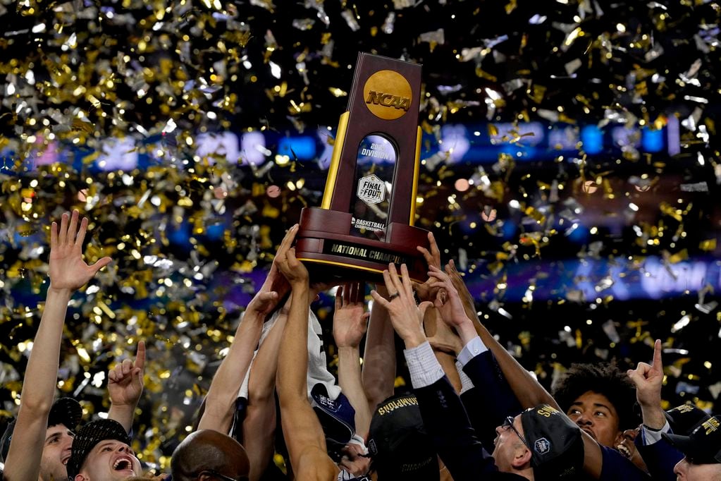 Connecticut celebra con el trofeo tras ganar la final del torneo de la NCAA el lunes al vencer a San Diego State el lunes 3 de abril del 2023. (AP Foto/David J. Phillip)