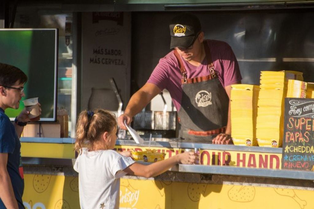 Food trucks y restaurantes montaron espacios para vender comida en Peperina.