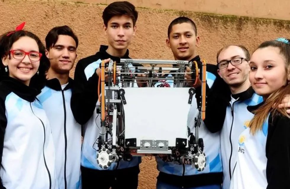El equipo de Misiones con el robot Julito, con el que compitieron en el Mundial de Robótica de Dubai. (Clarín) Imagen ilustrativa.