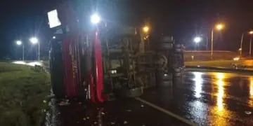 Garupá: camión despistó debido a la calzada mojada y resultó en daños materiales
