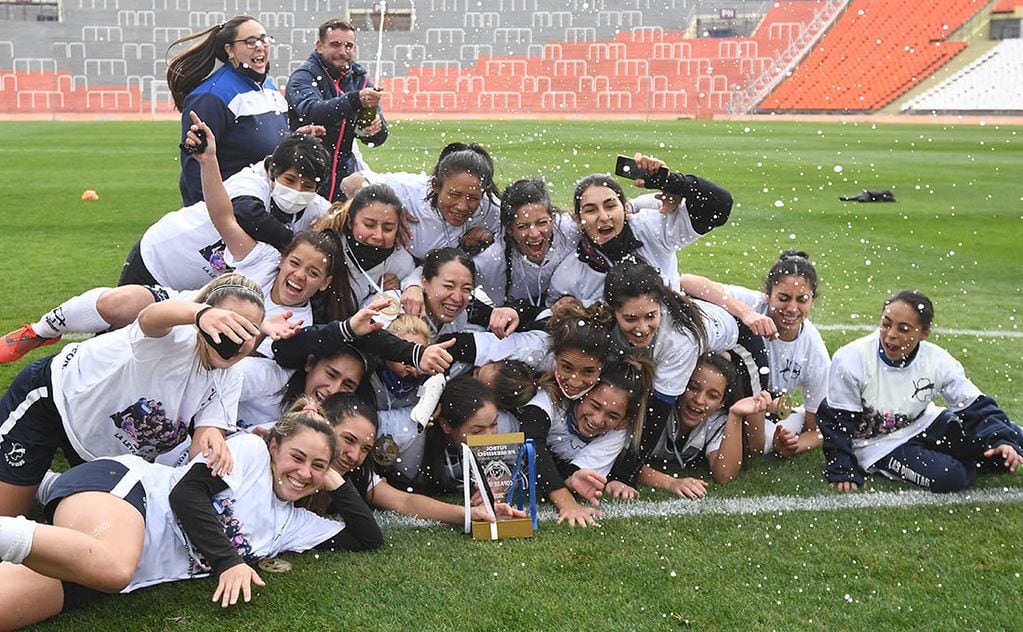 En el estadio Malvinas Argentinas, se disputó la final del futbol femenino Copa de Oro, en el que se consagró campeón el equipo de las Pumas
Las chicas integrantes del plantel, festejaron el título de campeonas.