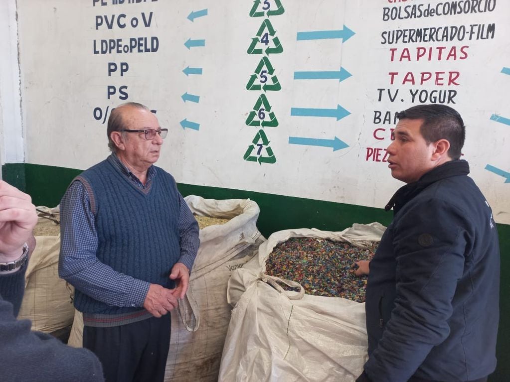 El intendente de Tres Arroyos visitó una Cooperativa de reciclado de plástico en Quilmes