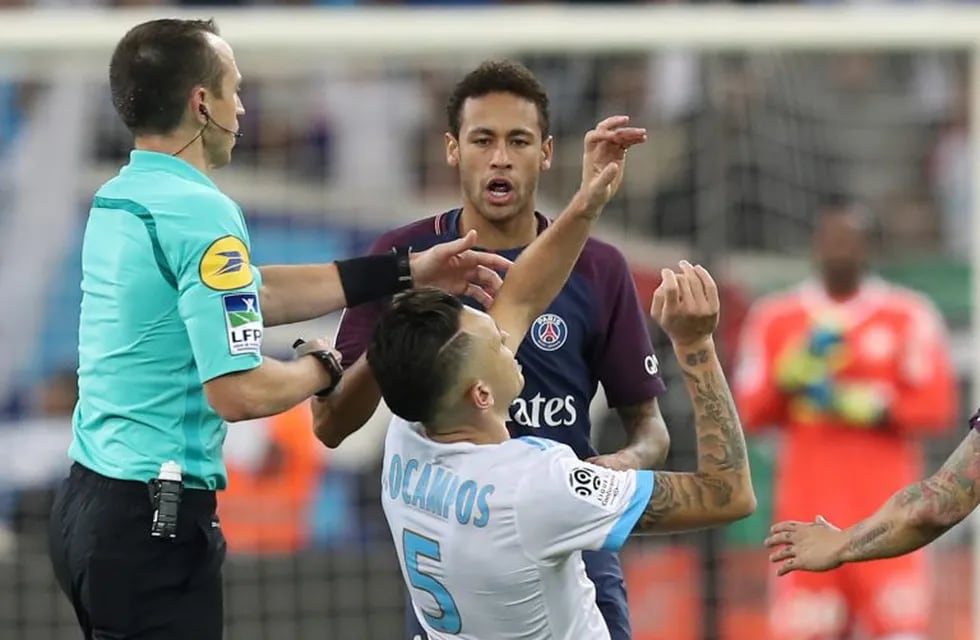 TOPSHOT - Marseille's Argentinian forward Lucas Ocampos (down) falls after an altercation with Paris Saint-Germain's Brazilian forward Neymar (up) during the French L1 football match between Marseille (OM) and Paris Saint-Germain (PSG) on October 22, 2017, at the Velodrome Stadium in Marseille, southeastern France. / AFP PHOTO / Valery HACHE
