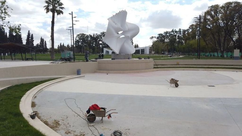 El patinodromo está ubicado a los pies del Monumento al Deporte.