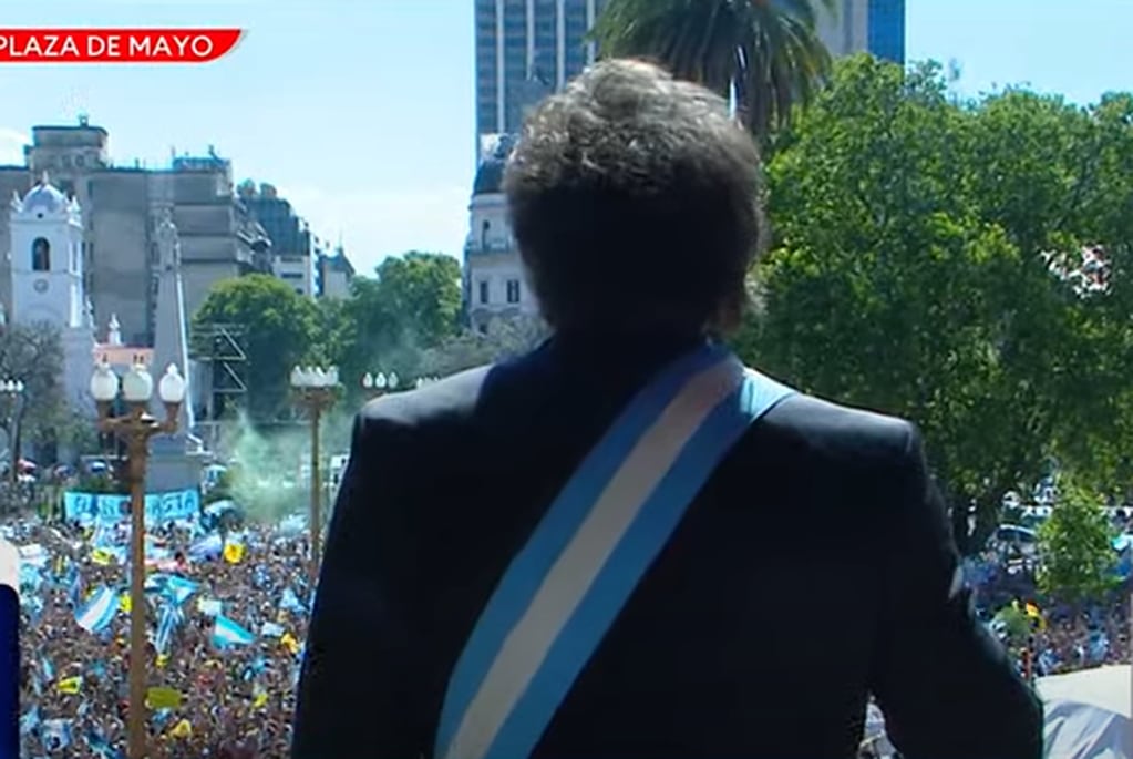 Javier Milei hablándole a los presentes en Plaza de Mayo.