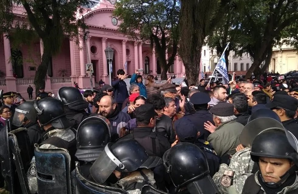 La Policía reprimió a los docentes de Corrientes