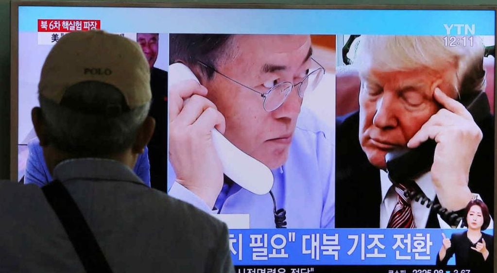 Contacto. Moon Jae-in y Donald Trump, mandatarios de Corea del Sur y de EE.UU., hablan por teléfono. (AP)