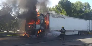 Explotó un camión y se incendió en pleno centro de Caleta Olivia.
