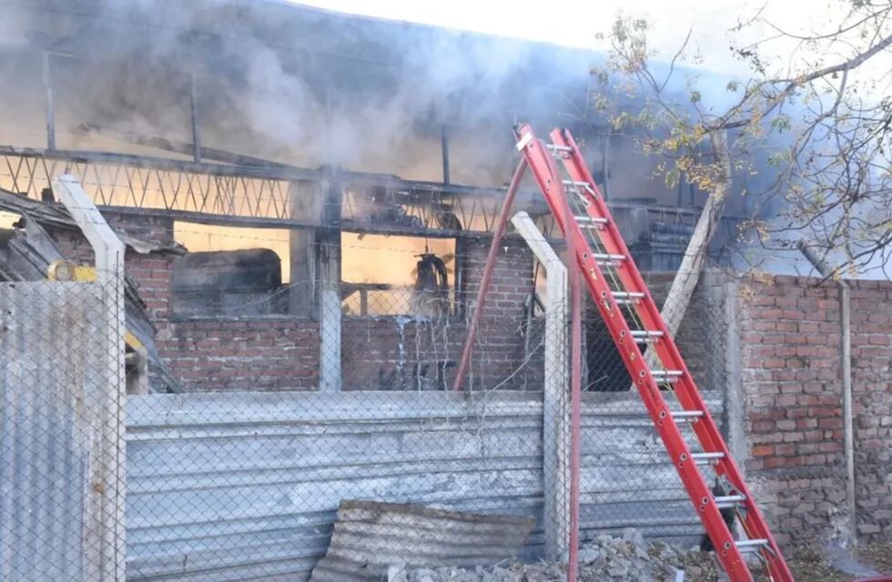 El incendio arrasó con un depósito de maquinarias en Trinidad