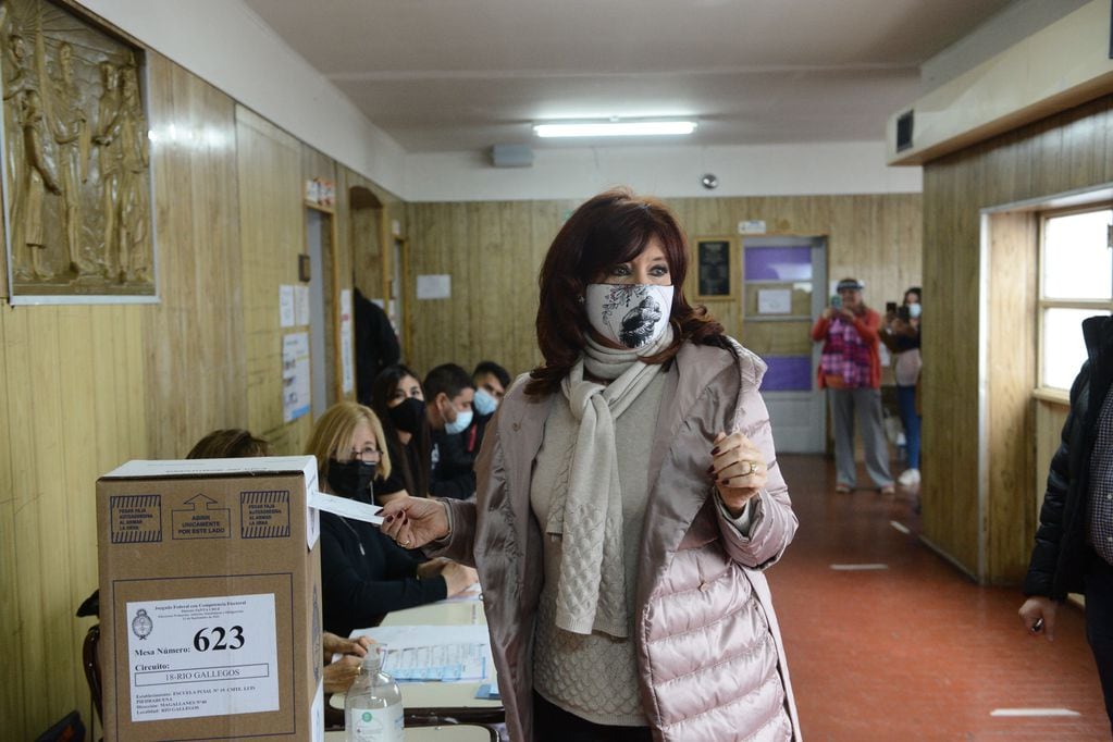 La vicepresidenta, Cristina Fernández de Kirchner, emitio su voto para las elecciones PASO en la escuela N° 19 Luis Piedrabuena de la ciudad de Río Gallegos provincia de Santa Cruz.
Fotos Clarin