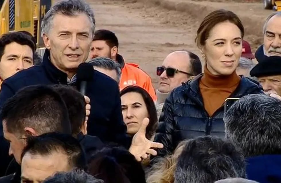 El presidente Mauricio Macri, acompañado por la gobernadora bonaerense María Eugenia Vidal, inició obras en la ruta 3 a la altura de Las Flores.
