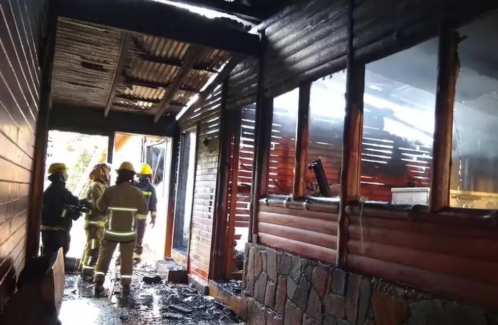 Bomberos Voluntarios de Iguazú lograron salvar una vivienda.