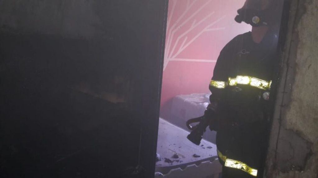 Rescataron a una mujer y sus tres hijos de un incendio