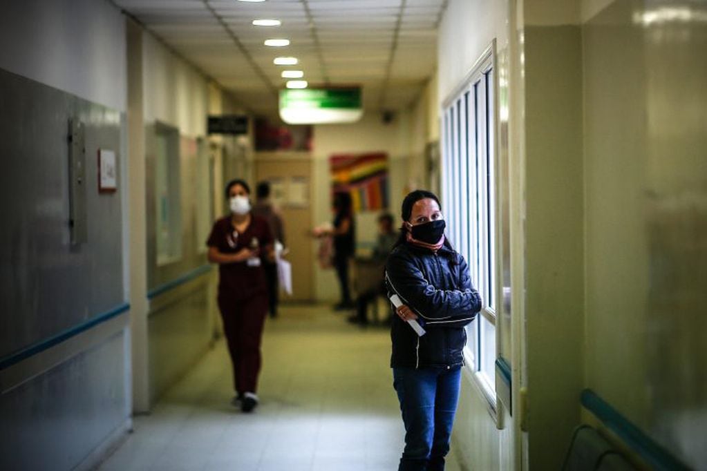 -FOTOGALERIA-  Una mujer con COVID-19 habla por su celular  en el Hospital de Agudos de Ezeiza, EFE/Juan Ignacio Roncoroni