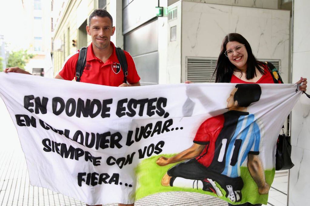El mediocampista llegó a Buenos Aires con el plantel y una hincha lo recibió con una bandera de agradecimiento.