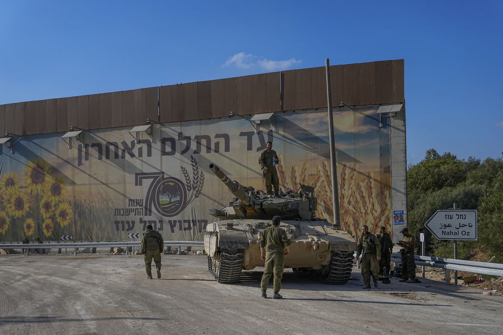 Soldados israelíes se reúnen en un área de concentración cerca de la frontera con la Franja de Gaza, en el sur de Israel, el domingo 15 de octubre de 2023. 
