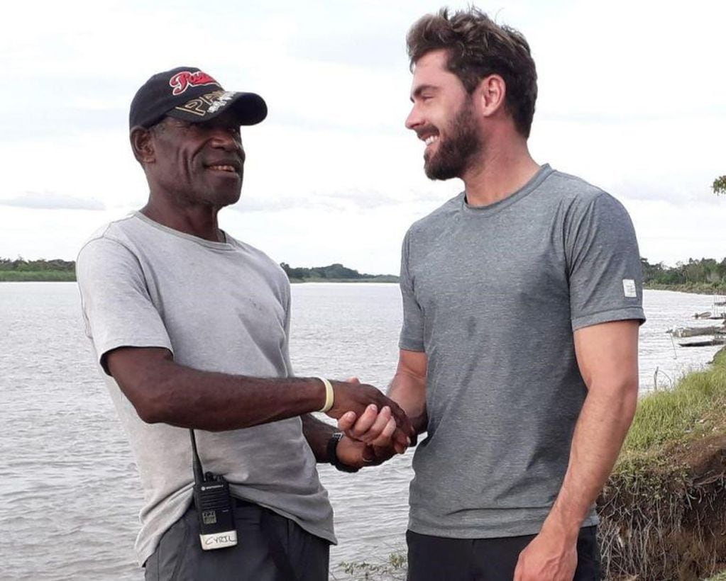 Zac Efron junto a su guía en la isla.