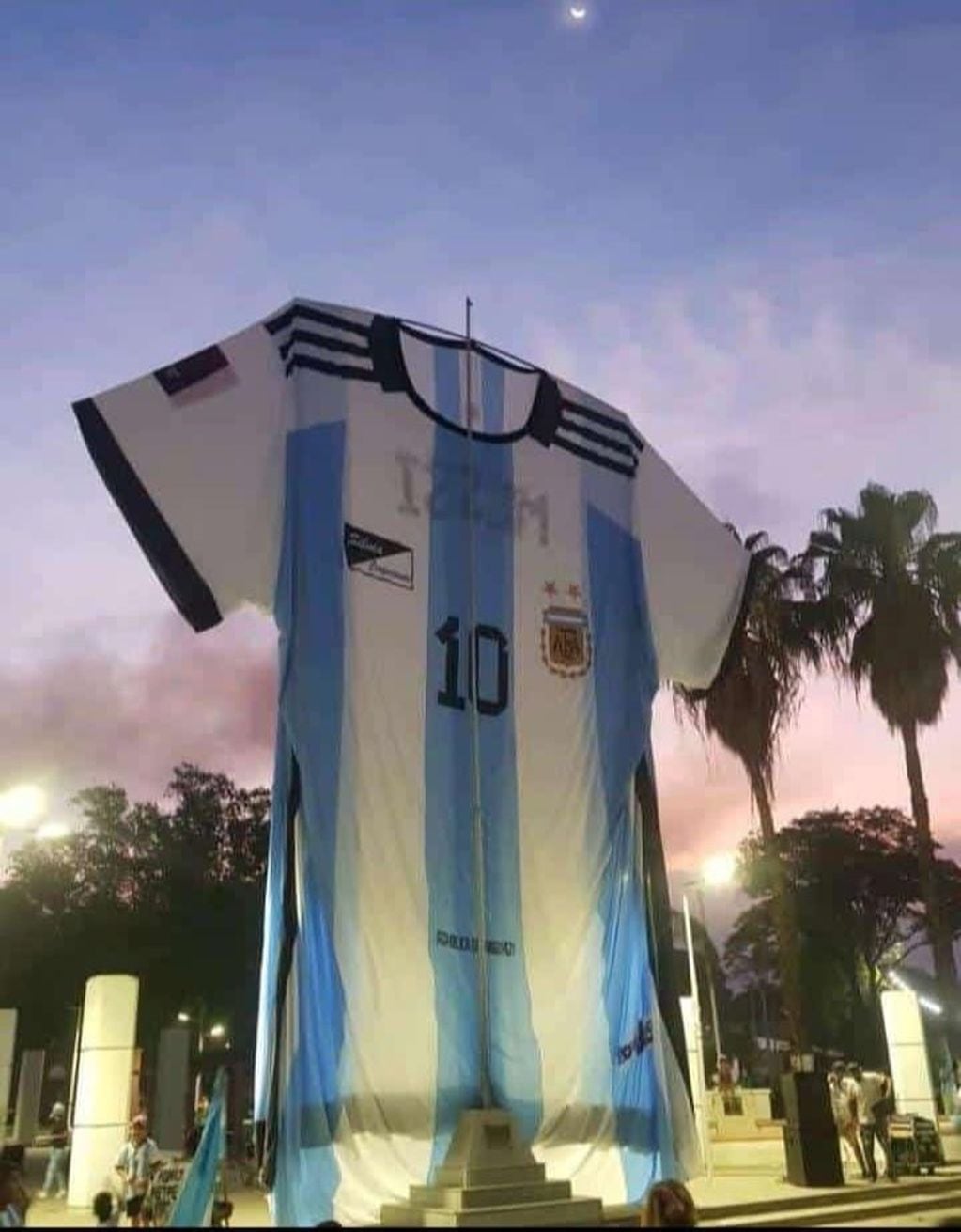 La camiseta más grande del mundo es argentina.