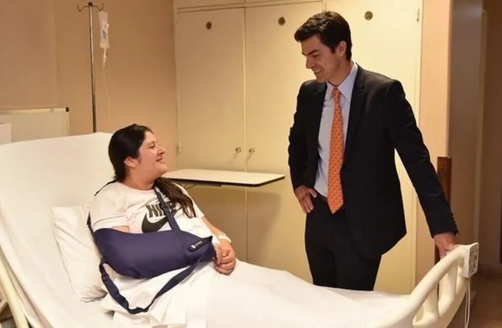 El gobernador Juan Manuel Urtubey visitó a la conductora en el hospital. (Web)