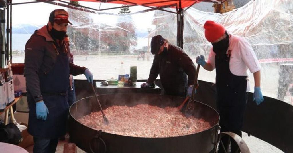 Trabajadores gastronómicos de Bariloche reclaman el regreso del turismo a la localidad (ElCordillerano)