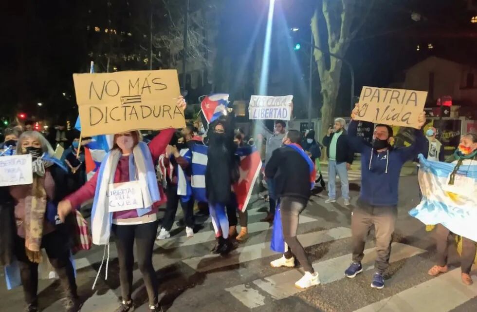 Decenas de manifestantes pidieron "patria y vida" en la Embajada cubana en Argentina.