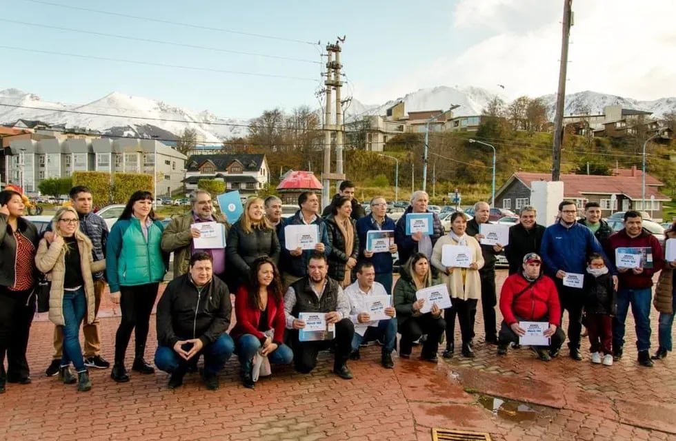 Ushuaia: entregaron 15 nuevas licencias de remis