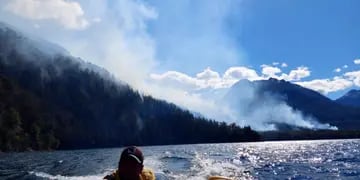 El incendio en el lago Martin se inició el 7 de diciembre y sigue activo, con preocupación para el paraje El Manso