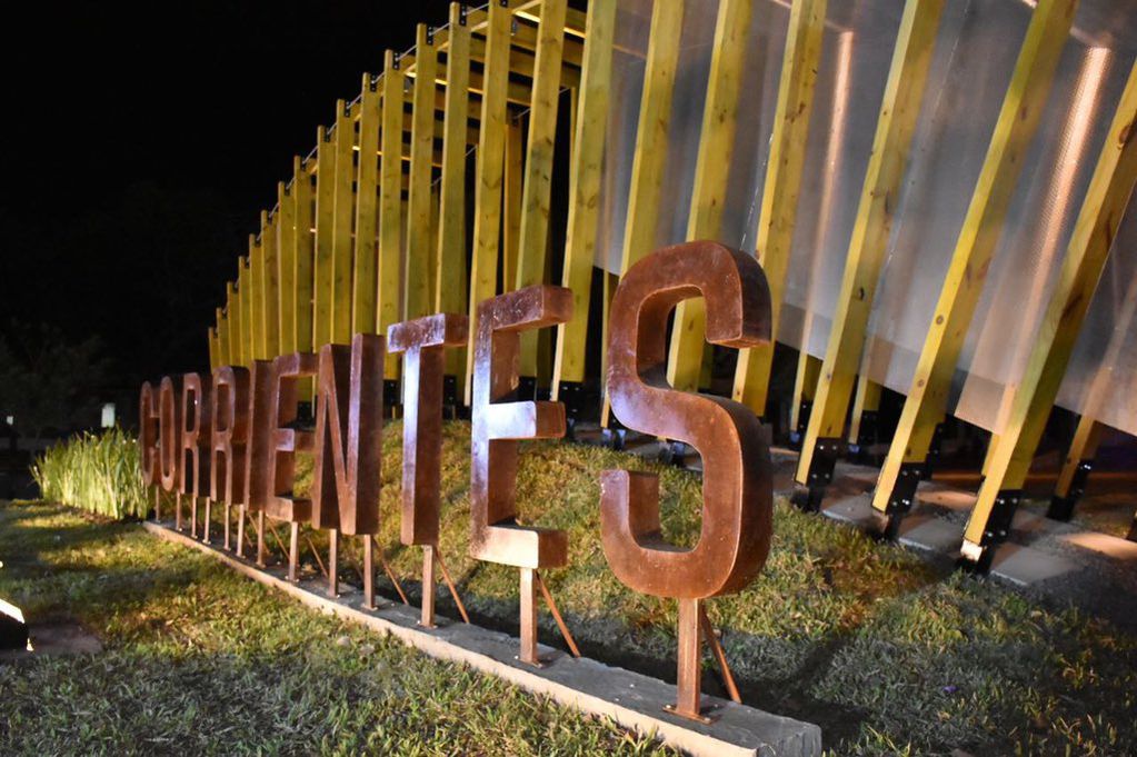 La estructura fue hecha totalmente en madera y fue elegida en un concurso organizado por la Municipalidad de Corrientes.