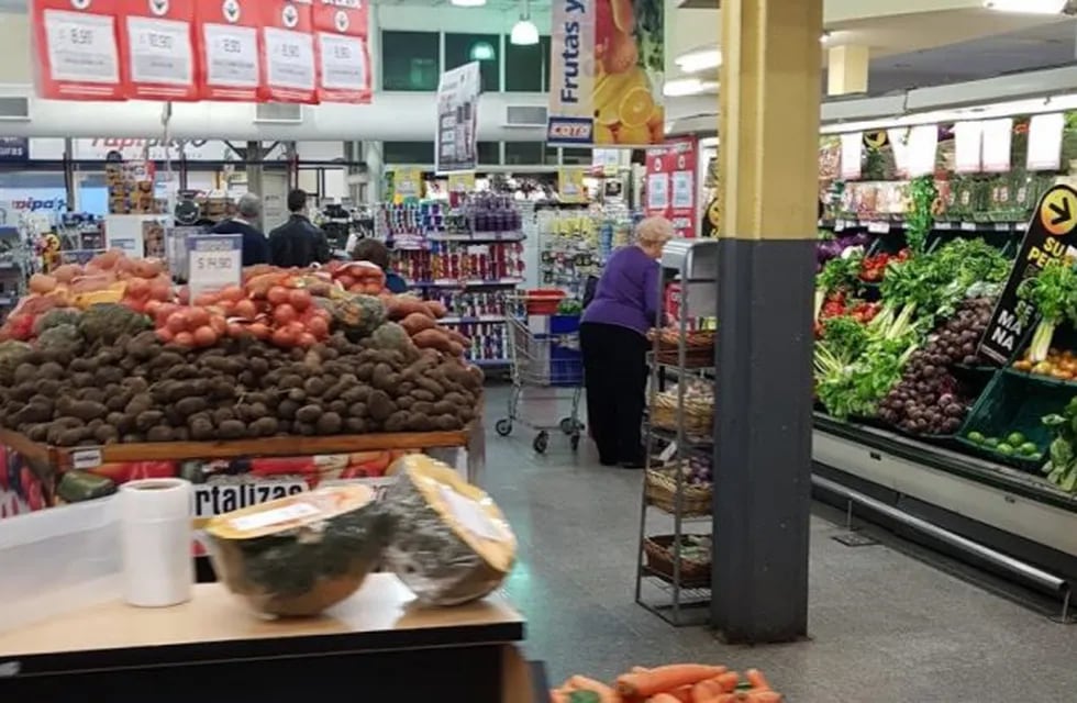 Supermercado Coto en Presidente Roca y 3 de Febrero. (Constancio Molinengo)