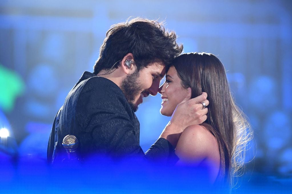 Tini Stoessel y Sebastián Yatra, a los besos en una entrega de premios