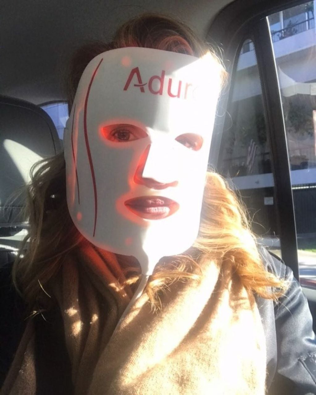 La actriz publicó una foto en su instagram mientras se realizaba el tratamiento con la máscara de luz LED roja. (Instagram/@juliaroberts)