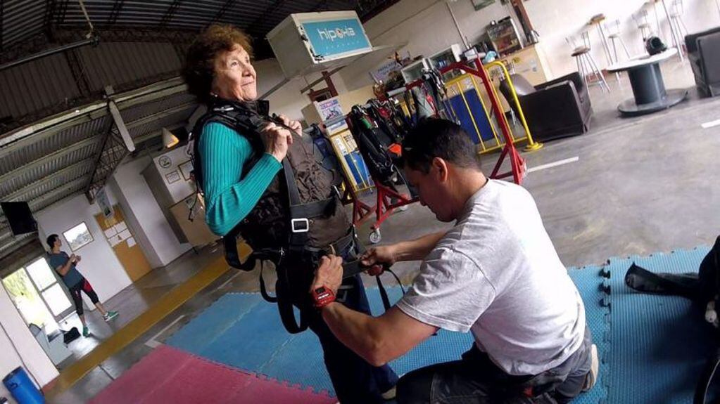 Abuela de 83 años se tiró en paracaídas en Alta Gracia