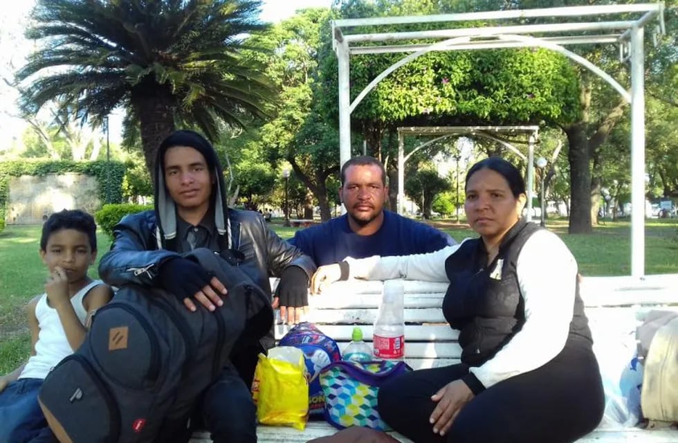 La familia de venezolanos que intenta llegar a Paraguay, donde tienen una oferta laboral firme. (Vía Rafaela)