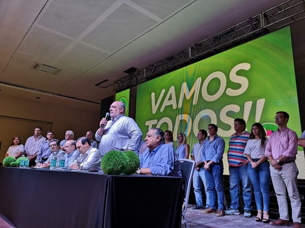 Ricardo Colombi, presidente de la UCR de Corrientes, fue el primero en dar la bienvenida a todos los partidos.