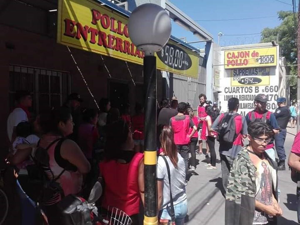 Cerca treinta personas con pecheras, en la puerta de la avícola de calle Pedro Molina, de Guaymallén.
