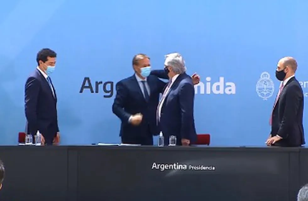 El gobernador de Mendoza, Rodolfo Suarez firmó el Consenso Fiscal y saludó al presidente Fernández.