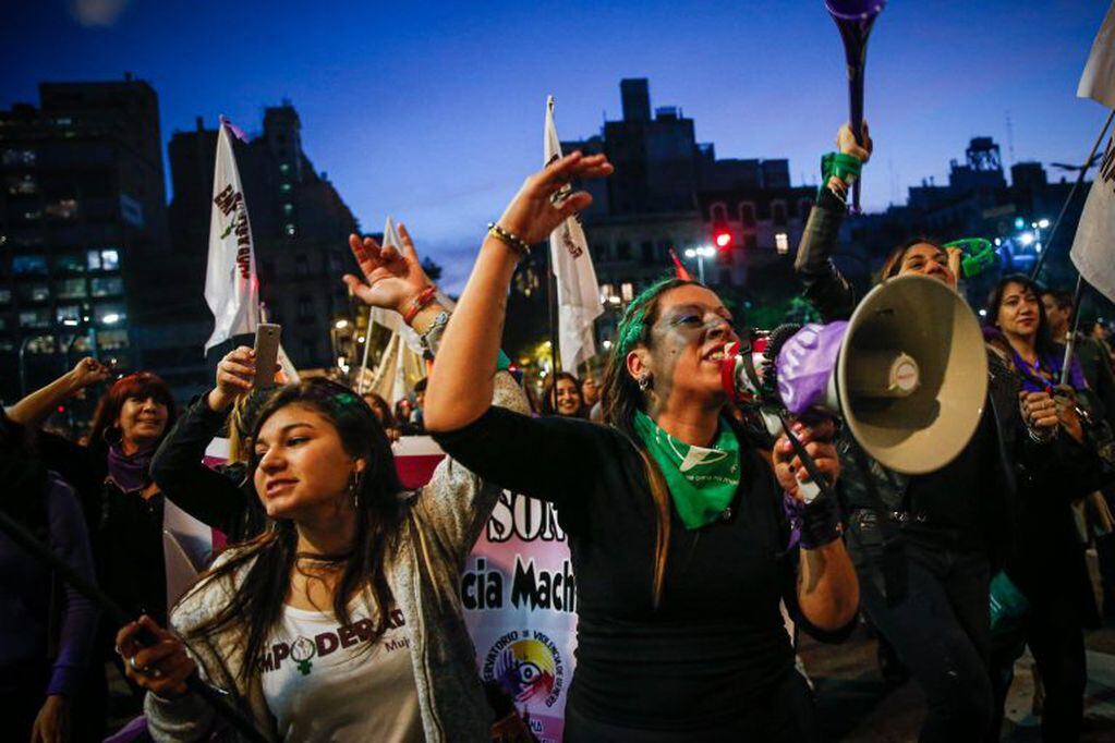 Cientos de personas participan en una marcha en Buenos Airesen el marco de las actividades por la jornada nacional "Ni Una Menos". Crédito: EFE/ Juan Ignacio Roncoroni