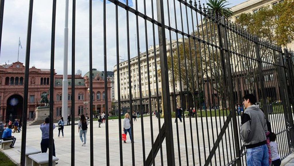 Las rejas de Plaza de Mayo son ilegales. (Archivo)