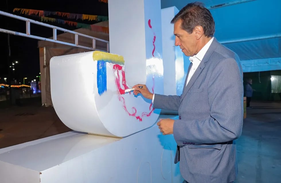 El ministro Sadir fue invitado a dejar la marca de su paso por la muestra "Jujuy Ciudad Estratégica", aplicando una pincelada de color al enorme cartel de la palabra "Jujuy".