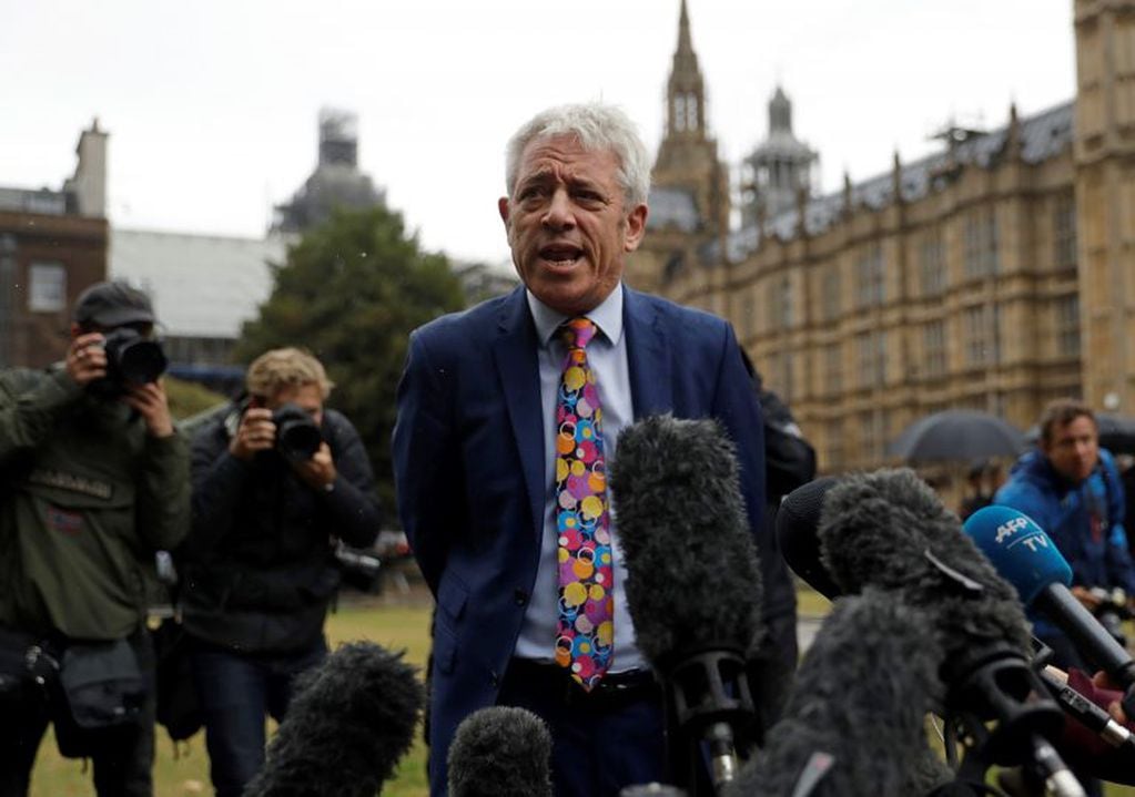 El político John Bercow, presidente de la Cámara de los Comunes, habla afuera del Parlamento en Londres, el martes 24 de septiembre de 2019, donde anunció que se reanudaría su actividad el miércoles por la mañana. Crédito: AP Photo/Matt Dunham.