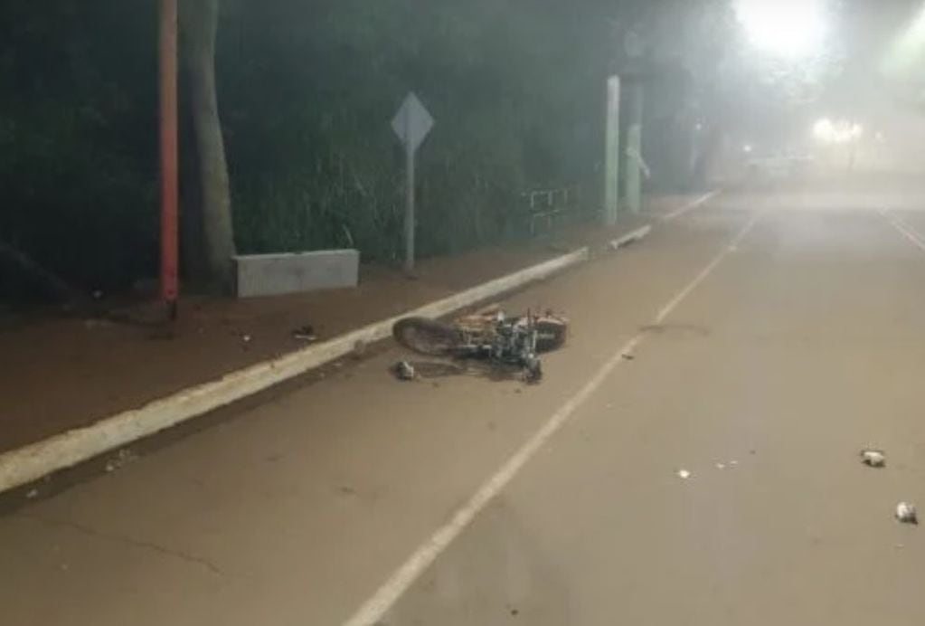 Despiste fatal en Puerto Iguazú se cobró la vida de un motociclista.