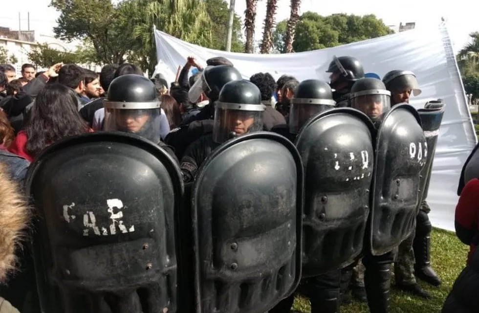 La división de Infantería de la Policía de Corrientes impidió la instalación de una carpa blanca frente a Casa de Gobierno.