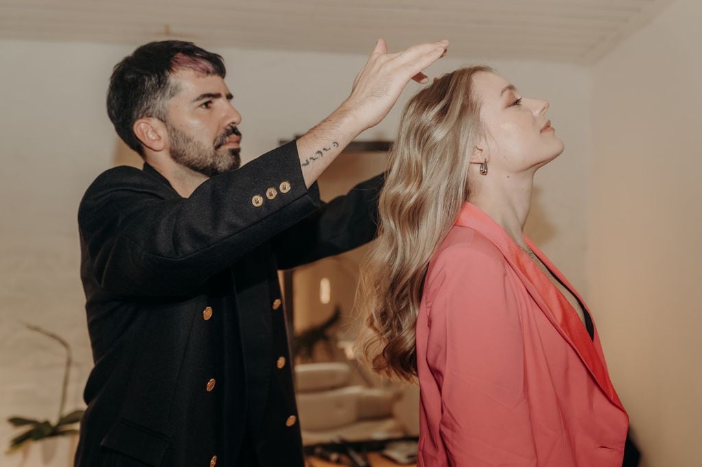 Max Jara, llegado recientemente de New York en el marco de la Fashion Week, se caracteriza por estar en sintonía con las últimas tendencias de cabello y el "Wet look” marca esta nueva temporada.