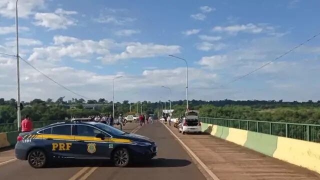Ante las nuevas exigencias del gobierno nacional, camioneros brasileños protestan en la frontera con Misiones